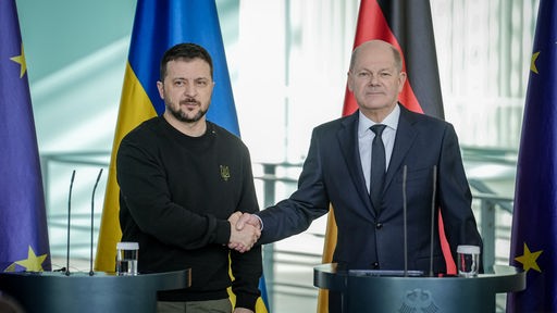 Il cancelliere tedesco Olaf Scholz stringe la mano al presidente dell'Ucraina Volodymyr Zelensky