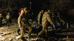 Soldati ucraini trasportano un loro commilitone ferito