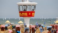 Eine DLRG-Wachstation an einem dicht bevölkerten Strand