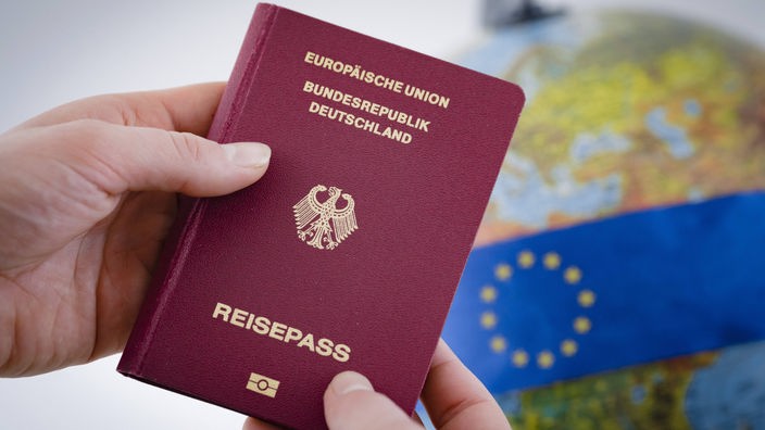 Nemački pasoš, u pozadini globus