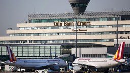 Flugzeuge der Fluggesellschaft Germanwings stehen in Köln auf dem Flughafen Köln-Bonn vor dem Terminal