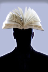 Silueta čoveka na čijoj je glavi raširena knjiga