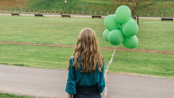 Ilustracija: Devojka sa zelenim balonima