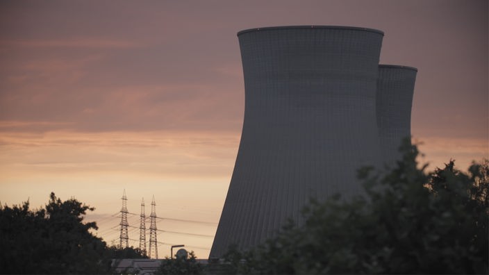 Dva tornja za hlađenje nuklearne elektrane naspram večernjeg neba
