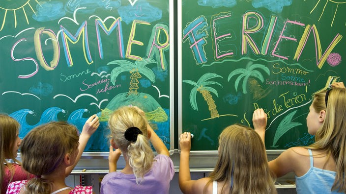 Deca pišu na tabli "Letnji raspust"