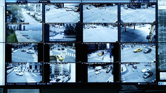 Monitore zeigen Bilder von Überwachungskameras
