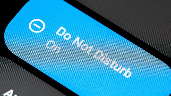 natpis "ne smetaj" na ekranu smartfona