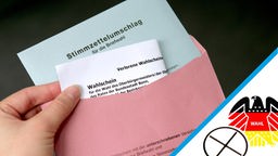 Eine Hand hält einen rosa Briefwahl-Umschlag mit Stimmzettel darin