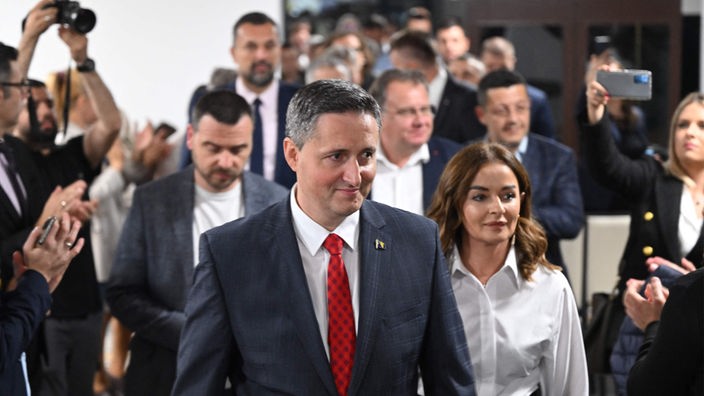 Denis Bećirović, član Socijaldemokratske partije sa suprugom Mirelom dolazi na konferenciju za novinare