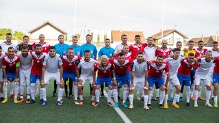 Zajednička fotografija fudbalskih reprezentacija Srba iz Hrvatske i Hrvata iz Srbije