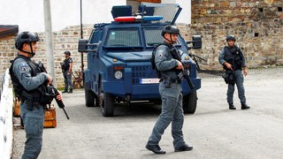 Kosovski policajci patroliraju, nakon pucnjave, u selu Banjska