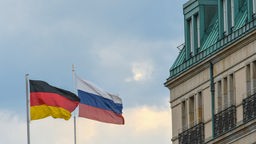 Deutsche und russische Flaggen