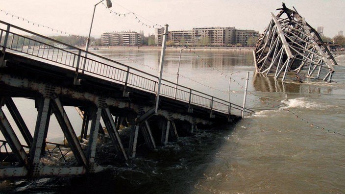 Srušen most u Novom Sadu
