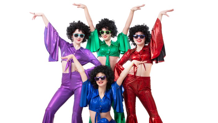 Grupa žena u istoj odeći ali različitih jarkih boja