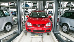 Fahrzeuge in einem VW-Werk