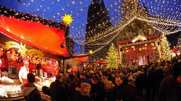  Besucher gehen über den Weihnachtsmarkt vor dem Dom in Köln (Nordrhein-Westfalen)