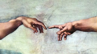 Eine Großaufnahme der sich fast berührenden Hände aus der Malerei "Die Erschaffung Adams" von Michelangelo.