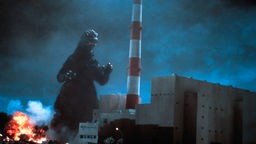 Ein Ausschnitt aus dem Film "Godzilla - die Rückkehr des Monsters", Godzilla steht vor einem Atomkraftwerk.