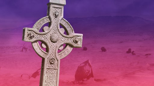Ein keltisches Kreuz steht vor einem Druidenzirkel.