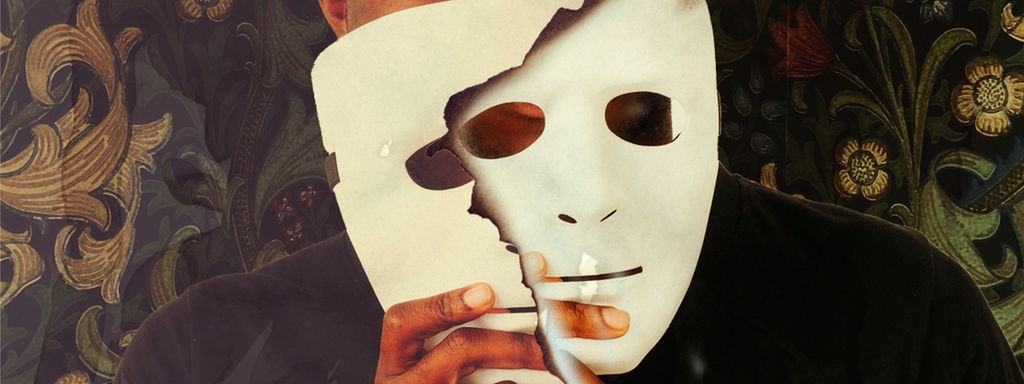 Eine schwarze Person hält eine weiße Maske vor das Gesicht.