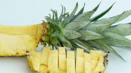 Frische Ananas, in Stücke geschnitten