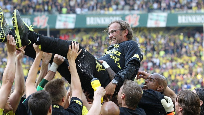Der Dortmunder Trainer Jürgen Klopp (M) feiert den Sieg und die Deutsche Fußball-Meisterschaft mit der Mannschaft