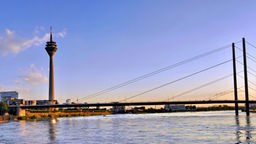Panorama von Düsseldorf mit Fernsehturm und Rheinbrücke