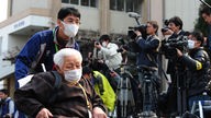 Evakuierte im japanischen Erdbebengebiet in der Stadt Kazo werden von Medienvertretern belagert (30.03.2011)
