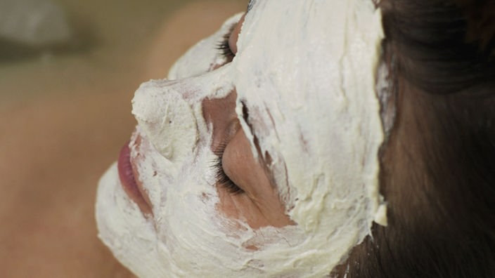 Eine Frau mit Gesichtsmaske.