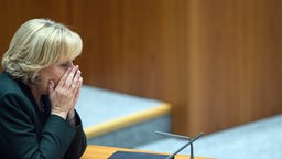 NRW-Ministerpräsidentin Hannlore Kraft während der Sondersitzung zu den Übergriffen der Silvesternacht 2015 in Köln am 14.01.2016 im Düsseldorfer Landtag