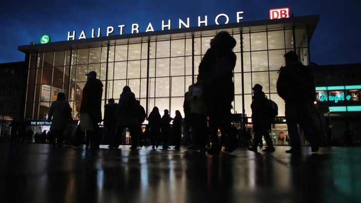 Passanten am Kölner Hauptbahnhof