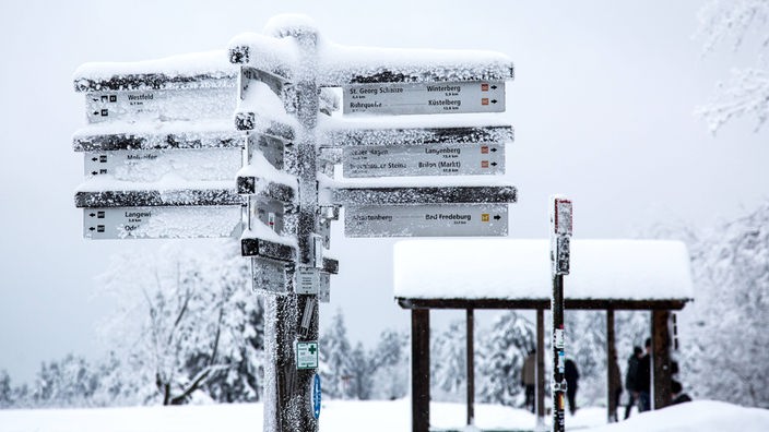 Verschneite Schilder auf dem Kahlen Asten in Winterberg im Sauerland.