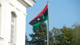 Die Fahne der Republik Libyen weht vor der libyschen Botschaft in Berlin