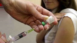 Ein junges Mädchen erhält ihre zweite Impfung gegen Masern