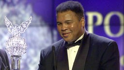 Muhammad Ali nimmt am 19.11.1999 bei einer internationalen Gala in Wien die Trophäe für die Auszeichnung zum "Kampfsportler des Jahrhunderts" entgegen.
