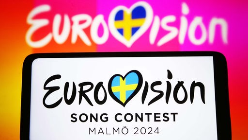 Das Logo des Eurovision Song Contest 2024 auf einem Smartphone und einem PC-Monitor