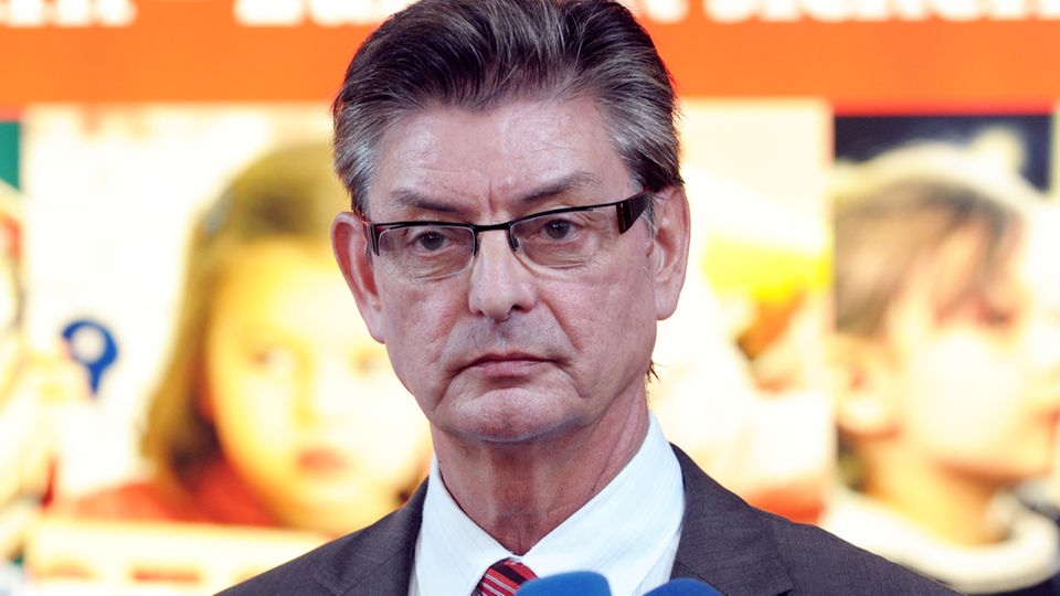 Der Fraktionsvorsitzende der SPD-Fraktion im NRW-Landtag, Norbert Römer, beantwort Fragen der Journalisten