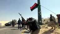Libysche Rebellen kontrollieren eine Straße