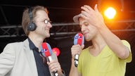 WDR 2 Moderator Uwe Schulz (links) mit Milow auf dem markt in Warburg