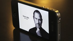Die Apple-Website mit Steve-Jobs-Foto, dargestellt auf einem iPhone