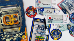 Die Spielschachtel von "QE" zeigt eine Gelddruckmaschine, daneben Spielmaterial in Form von Spieltafeln, Unternehmenschips und beschriftbaren Blankoschecks