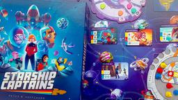 Die Spieleschachtel von "Starship Captains" mit bunter Comicgrafik, daneben der Spielplan, der verschiedene Planete und Missionen zeigt, und das Raumschiff eines Spielers mit Besatzung