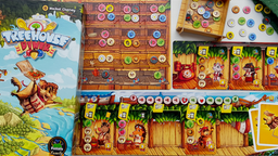Die Spieleschachtel von Treehouse Diner zeigt ein Flughörchnchen, dass mit einem Pizzakarton aus einem Baumhaus springt. Daneben Spielbretter, die Küche und Speisekammer zeigen, verschiedene Zutatenplättchen und Bestellungskarten mit tierischen Köchen.