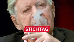 Altkanzler Helmut Schmidt (SPD) raucht kurz vor Beginn einer Gesprächsrunde der SPD im Theater.
