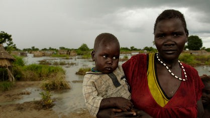 Frau mit Kleinkind auf dem Kind, Sudan