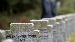 "Unbekannter Toter - 1945" steht auf einem Grabstein der deutschen Kriegsgräberstätte auf dem Friedhof in Fürstenwalde (Brandenburg),