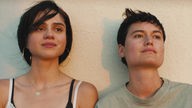 Das Bild zeigt Alessandra Lacorazza Samudio Samudio (l) und Sasha Calle im Film "In The Summers". Das Familiendrama hat beim Sundance Film Festival Preis der Jury als beste US-Produktion gewonnen.