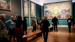 Besucher betrachten Gemälde des Malers Edvard Munch in der Ausstellung "Munch. Lebenslandschaft" im Museum Barberini.