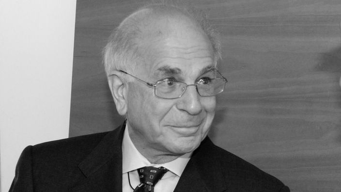 Schwarz-Weißes Foto von Wirtschaftnobelpreisträger Daniel Kahneman.