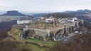 Die historische Wehranlage der Festung Königstein vor dem Lilienstein (Luftaufnahme mit Drohne).